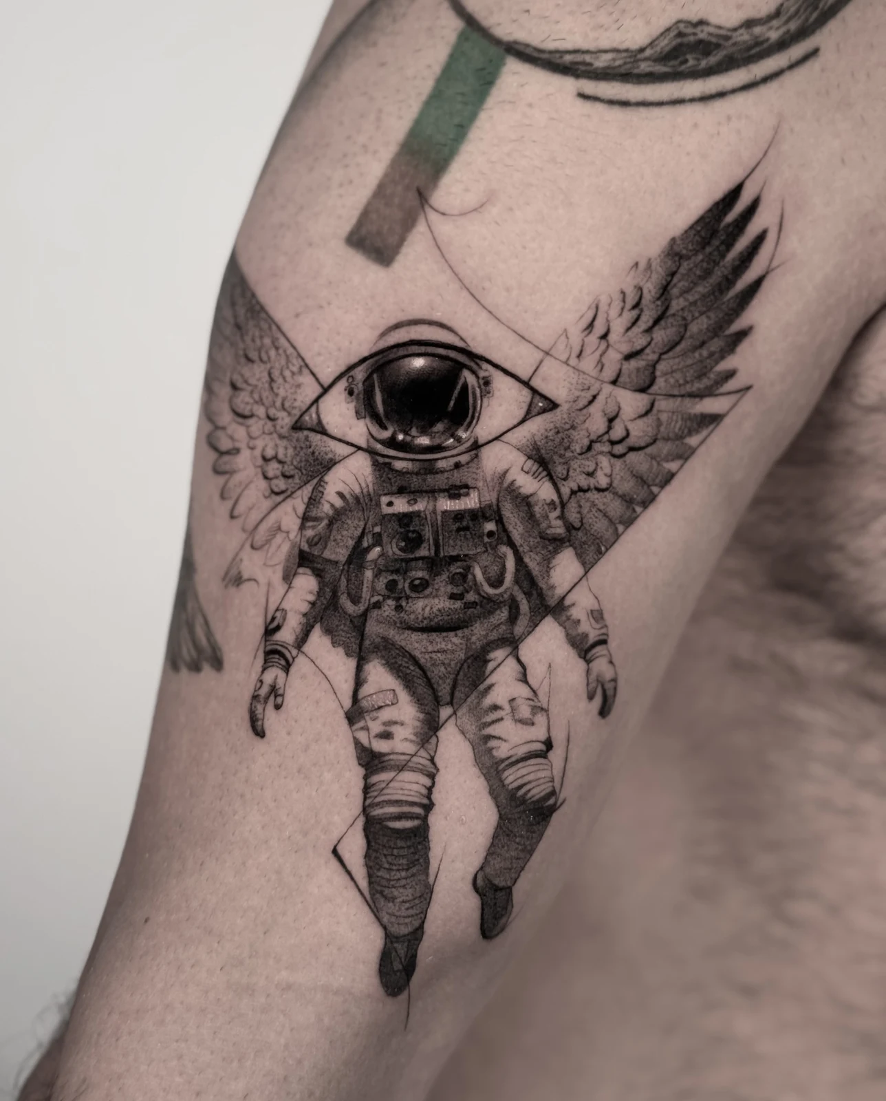Astronauta Cósmico & Ojo Místico — Microrrealismo y Geometría Sagrada · Dotwork