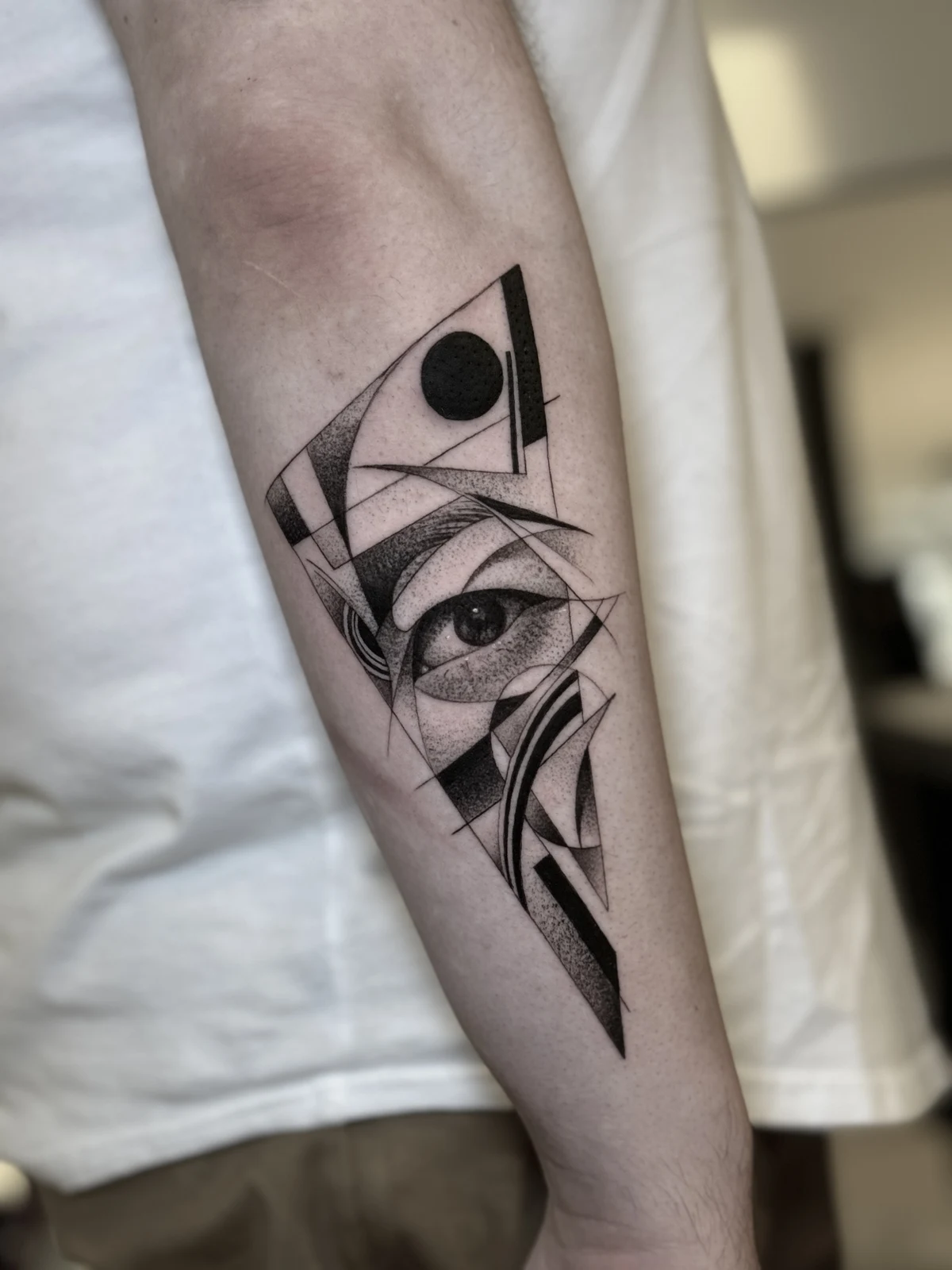 Cubismo Abstracto & Mirada Realista — Geometría Sagrada y Realismo Black & Grey
