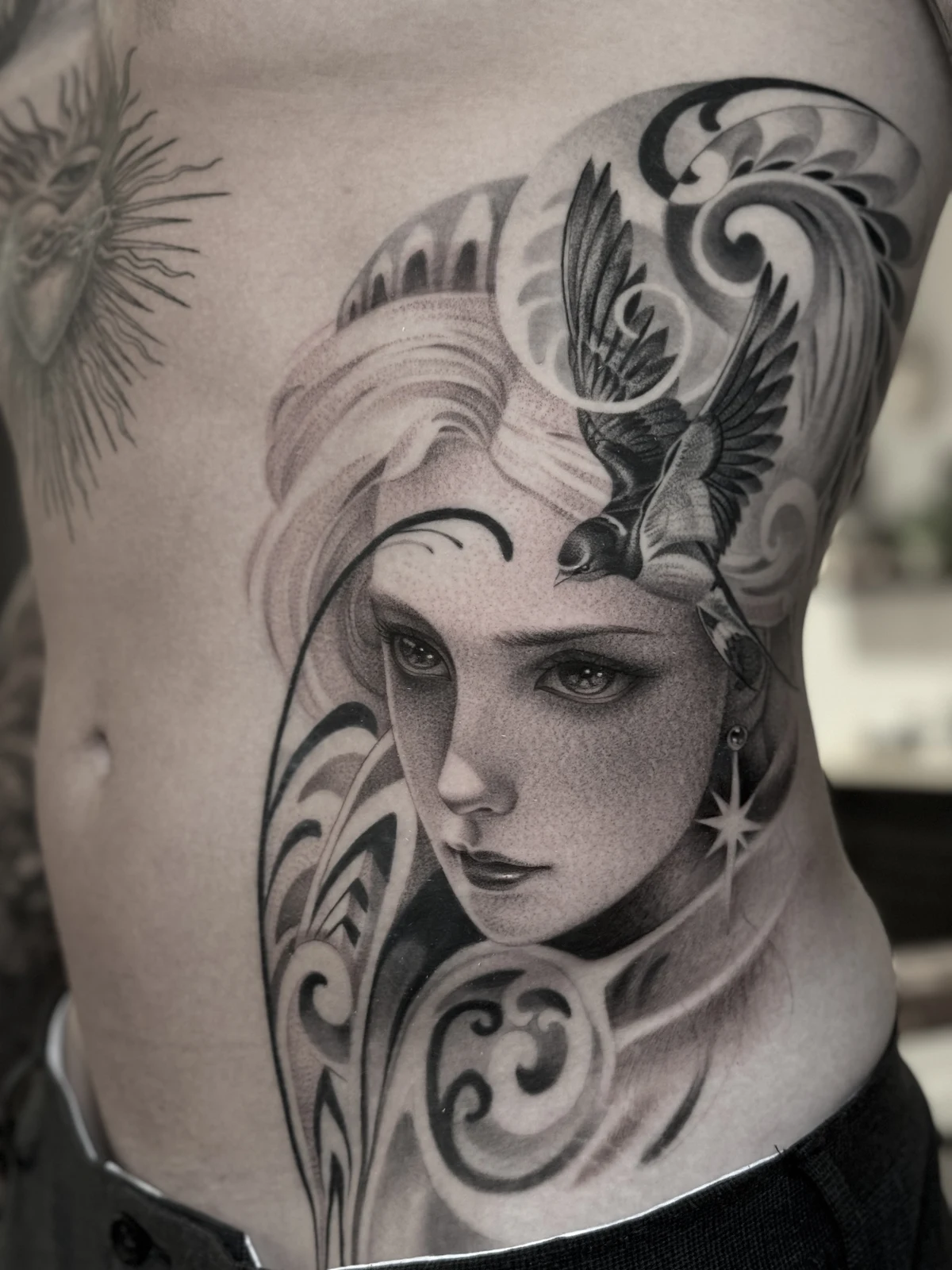 Retrato Femenino, Golondrina & Filigrana — Gran Formato en Torso/Costillas · Claroscuro Suave