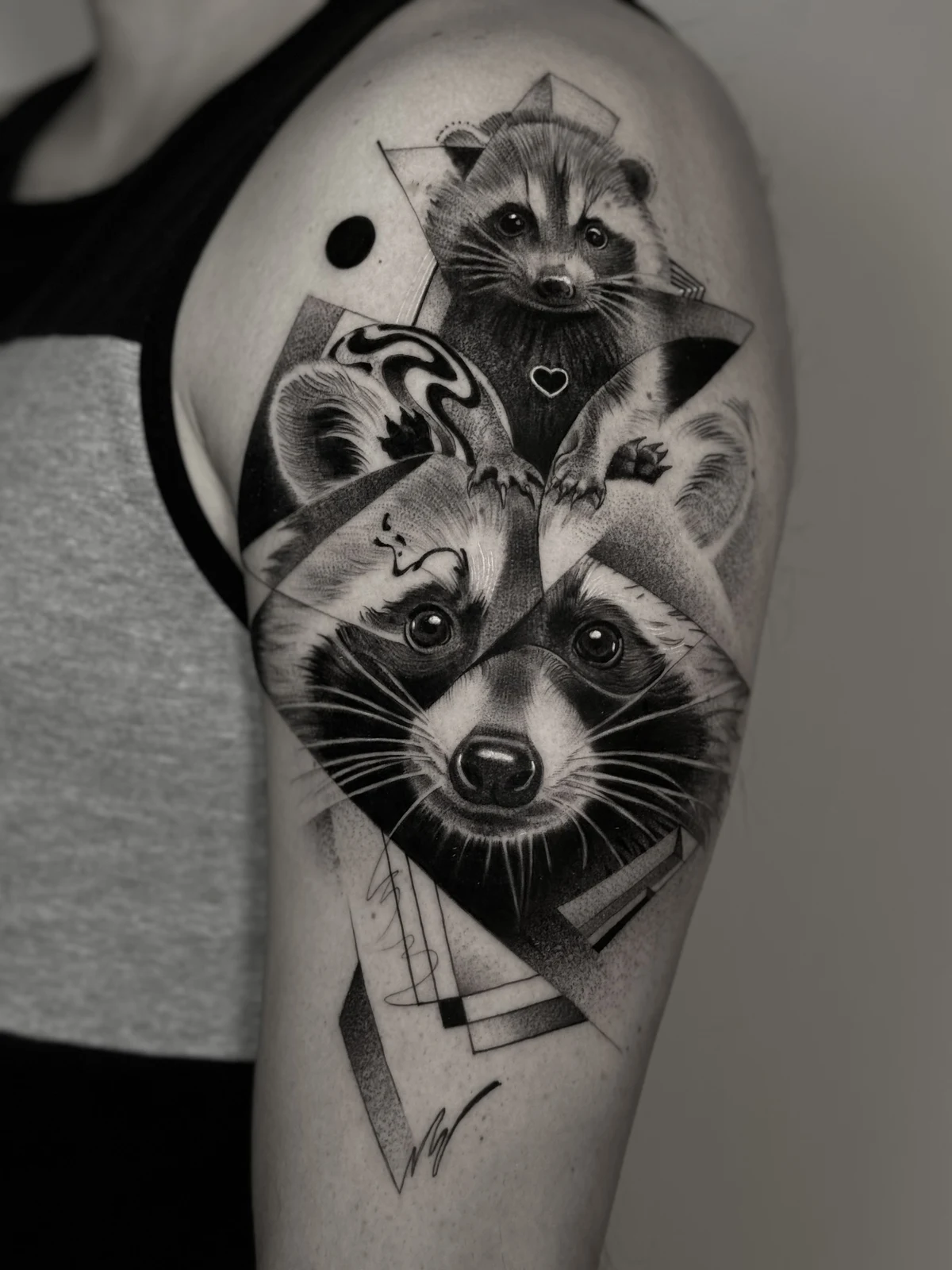 Doble Retrato de Mapaches & Geometría — Realismo Animal en Sombras · Black & Grey